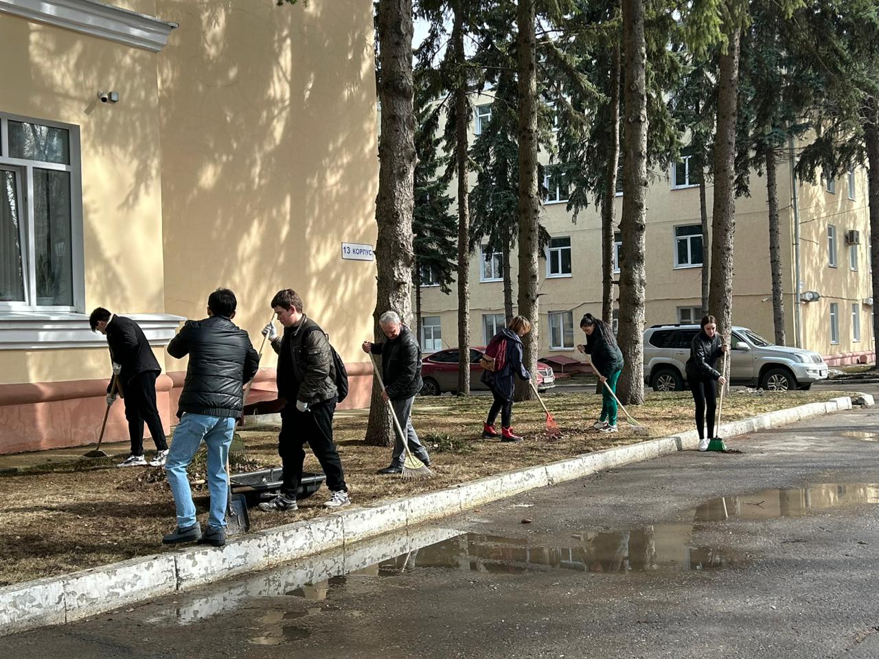 Студенты группы 23ФПИ1 на уборке территории